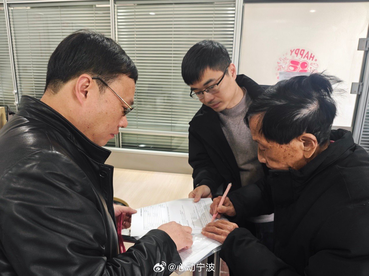 宁波基层网格员用实干化解群众急难愁盼 近日，宁波江北网格员王伟在走访时，遇到高龄