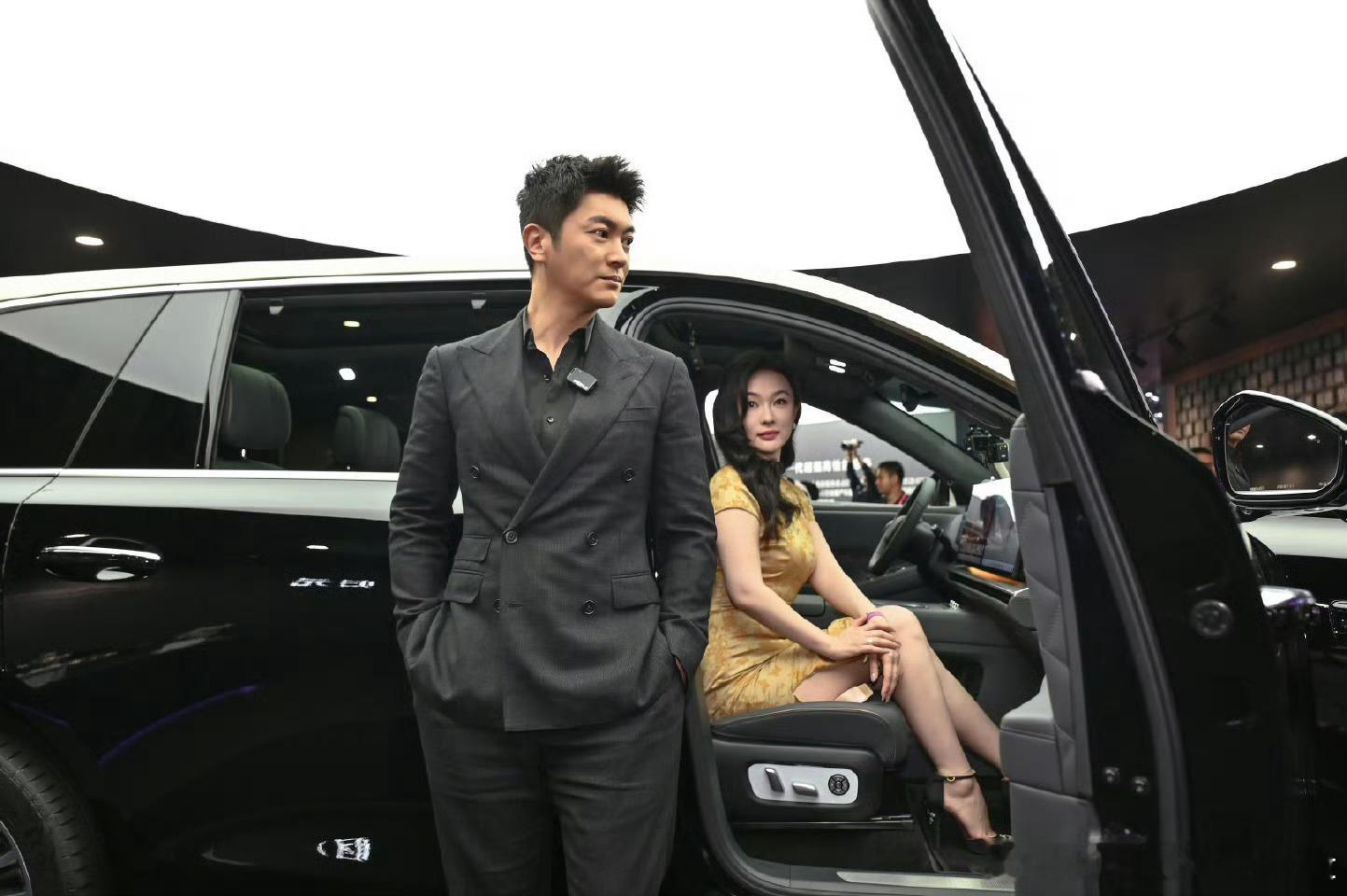 霍思燕杜江北京车展现场下订今天我也参加了魏牌的发布会可惜没看到杜江夫妇魏牌V9X