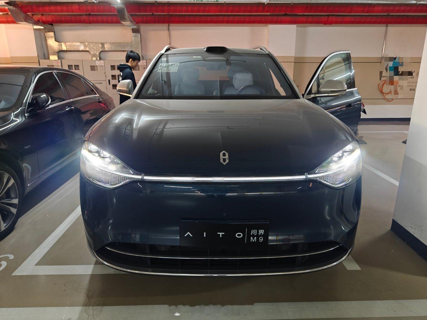 的问界 M9 很有意思，坐着很「尊」，按摩也很舒服。用畅联通话还能和后面的智界 