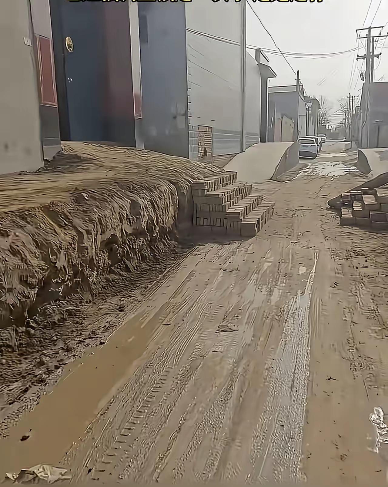 好好的一条乡村小巷，门口为什么非得搞这么高的台阶呢？是为了占那一丁点的“地”？车