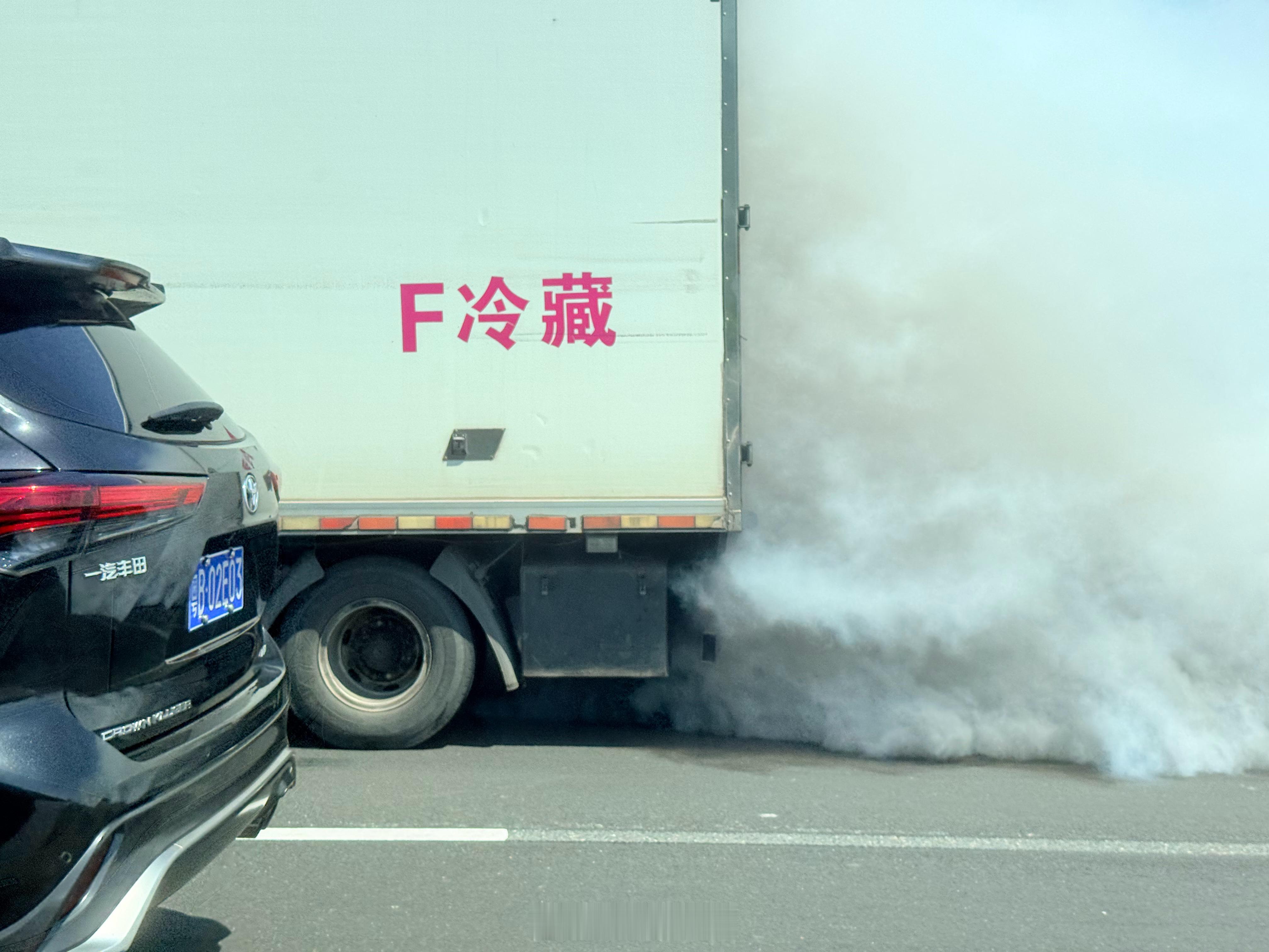 这么大的烟这司机是怎么做到视而不见走一路的….[无聊] ​​​