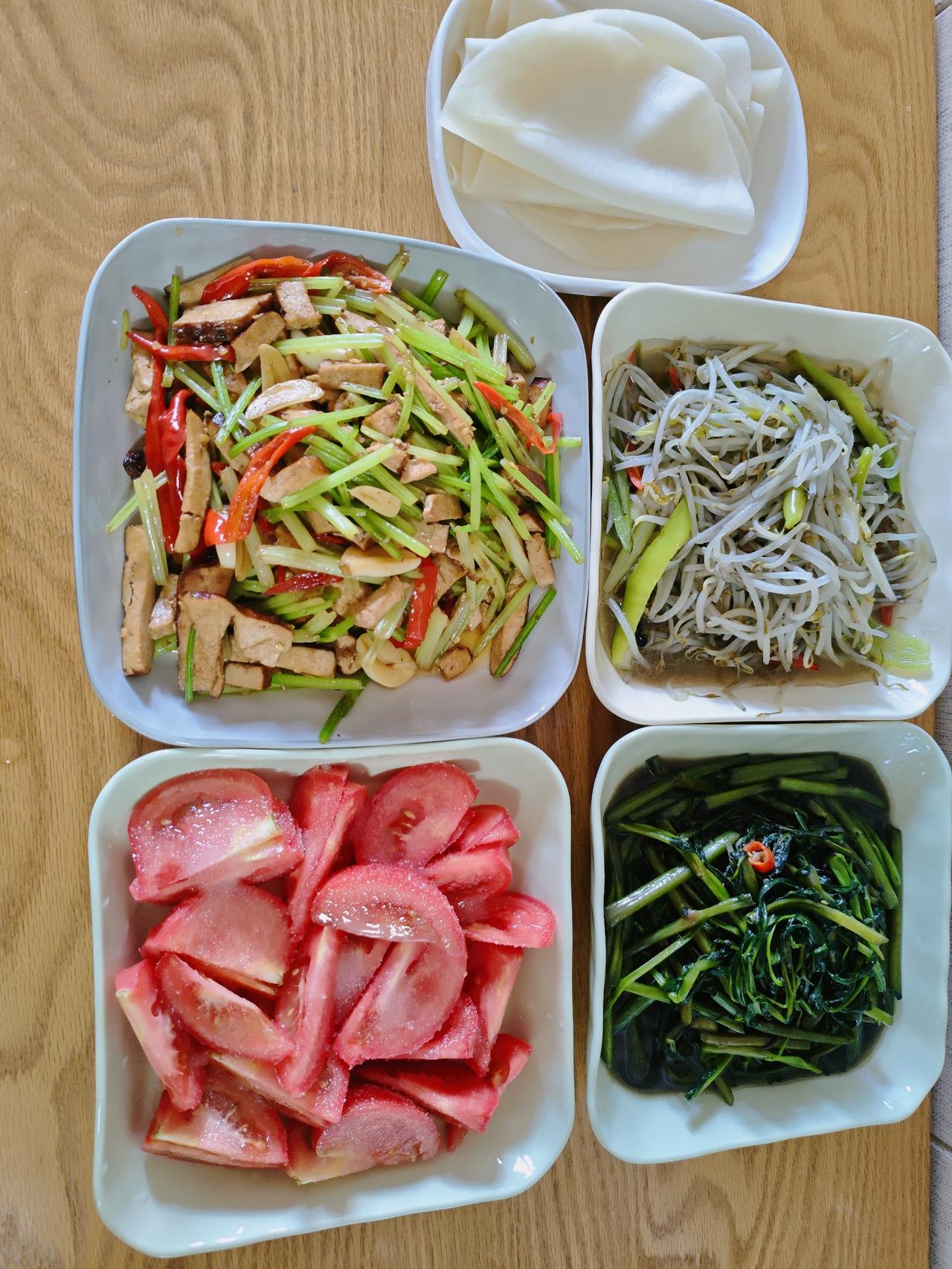 今日生活

花费23块钱给老公做的一餐中饭，

春饼2.5、豆芽炒青椒2.5元、