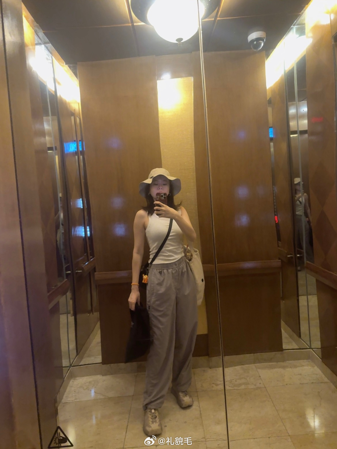 出发了先去买一件防晒衣（忘带了）然后出发elephant nature park