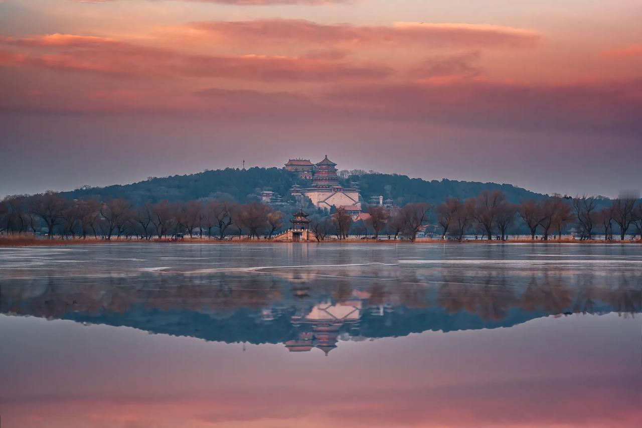 刚刚在办公室还在看到同事在认真的办公，其实我是非常不支持这样的做法的，把工作做的