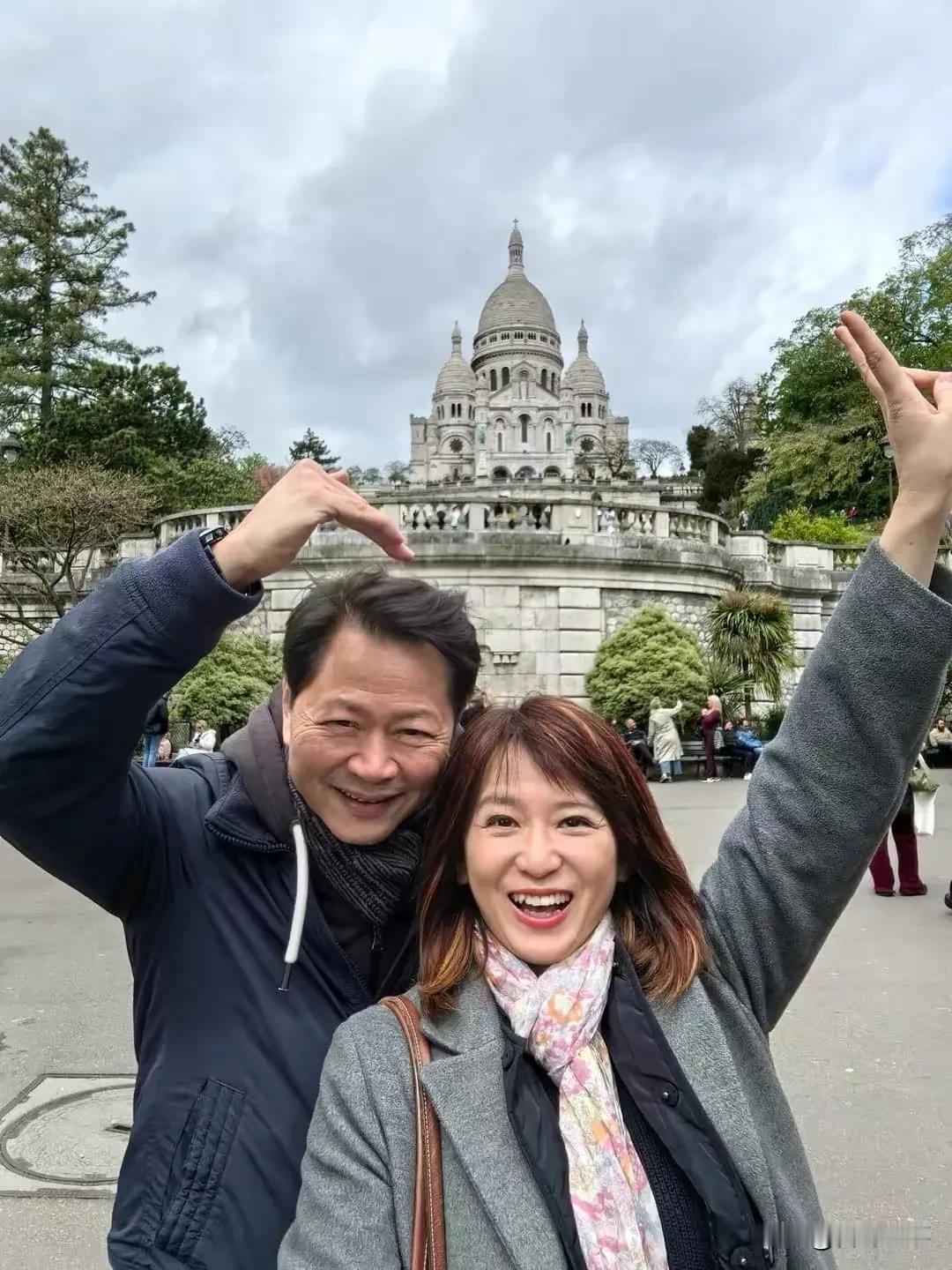 赖岳谦夫妇这是到法国巴黎度蜜月去了，夫妻两都很开心的样子，不过仔细看照片发现赖岳