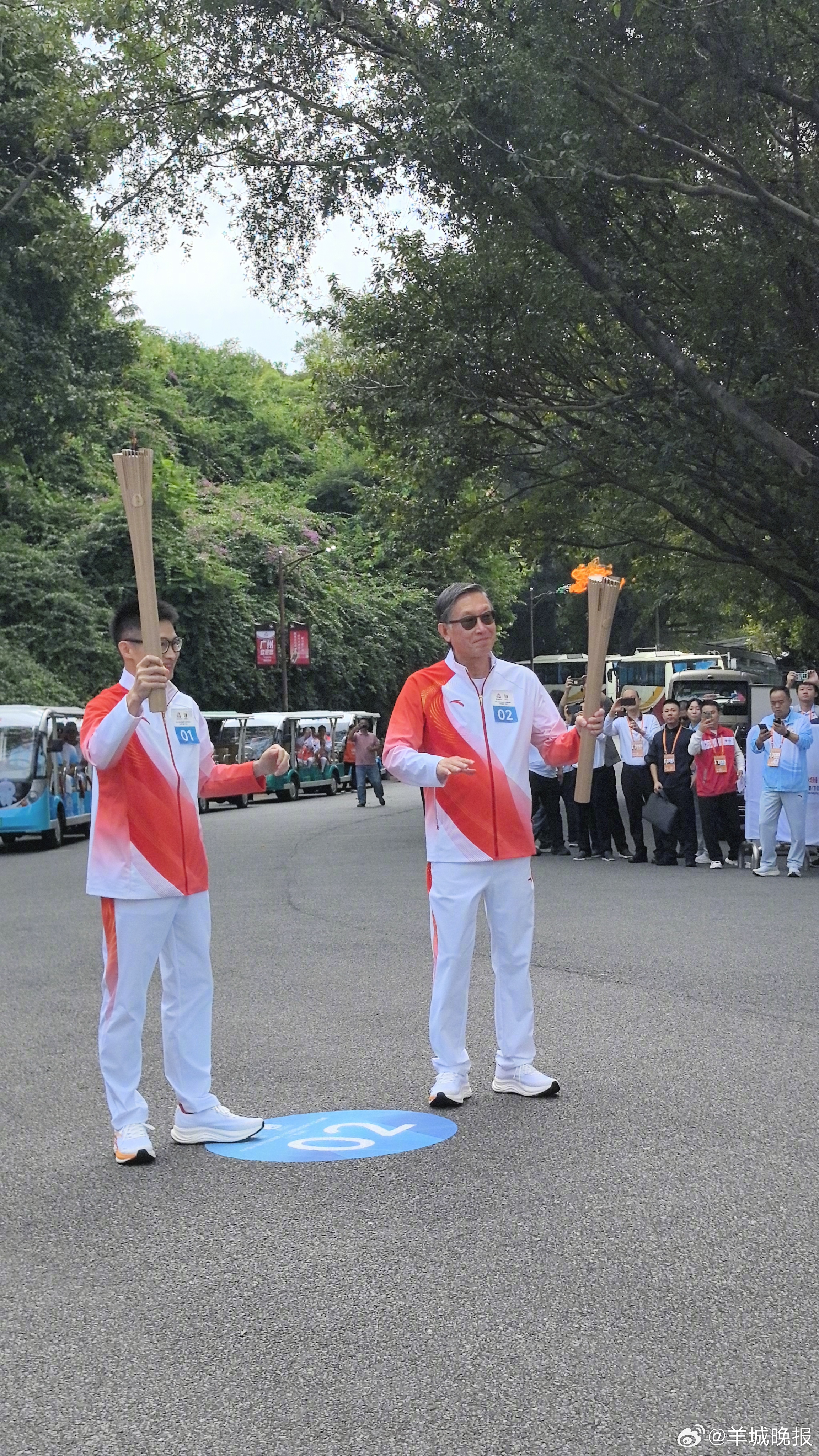 #第15届全运会火炬传递#【十五运广州站首棒火炬手杨景辉：作为第一棒感恩，昨晚反