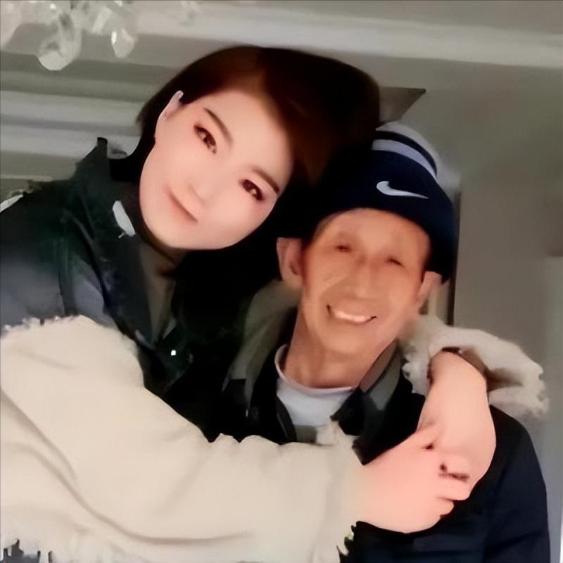 2001年，李老汉遇到了一个昏迷的哑巴姑娘并且收养了她。他靠着收废品将女孩养大，