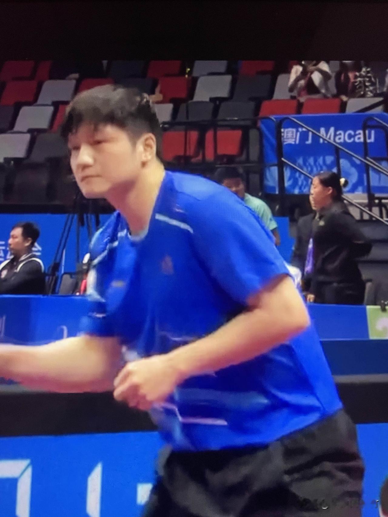 樊振东零封周雨，晋级16强。
全运会乒乓球男单1/16决赛
上海樊振东4:0河北