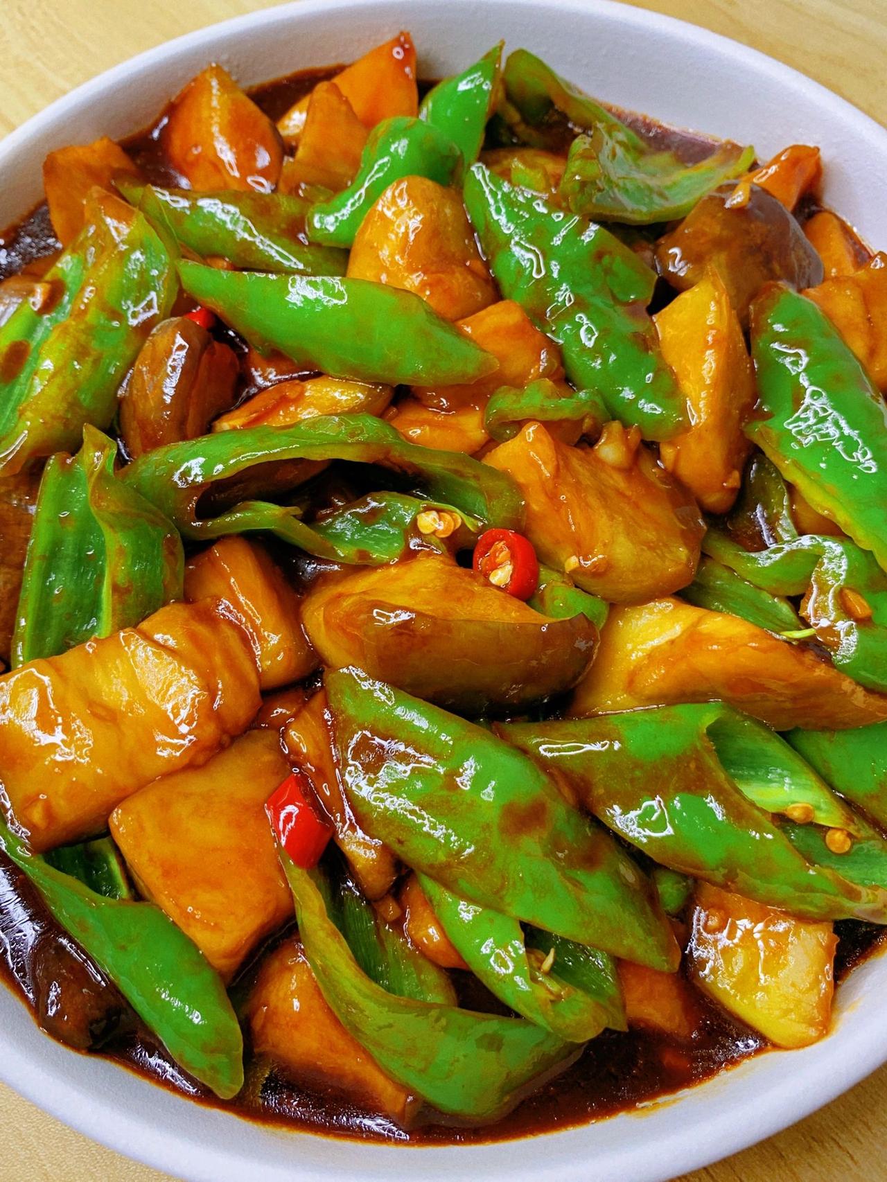 家常红烧茄子，妈妈的秘制配方！简单美味
茄子红烧比肉还好吃，酱香浓郁太费米饭啦！