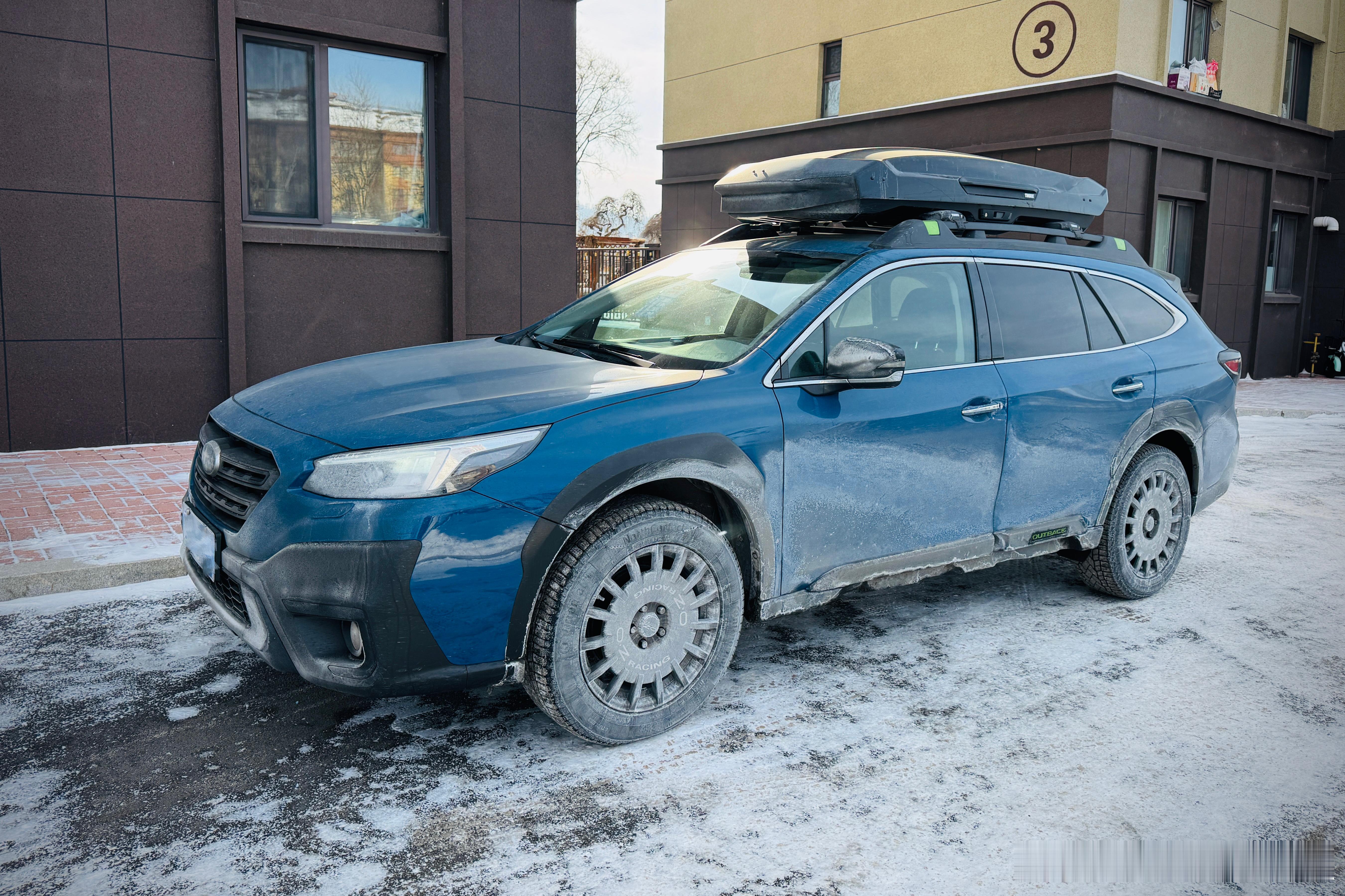 刚下完雪跑高速，跟跑拉力赛似的，旷野蓝脏起来还挺有味道 