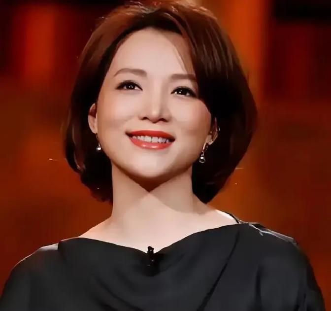上海上中国际小学的毕业典礼上，一个穿普通外套的中年女人坐在最后一排，见到老人进来