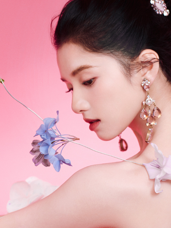 张婧仪今天美成啥样了！完全是油画质感美人，太漂亮了我们婧仪公主[爱慕] ​​​