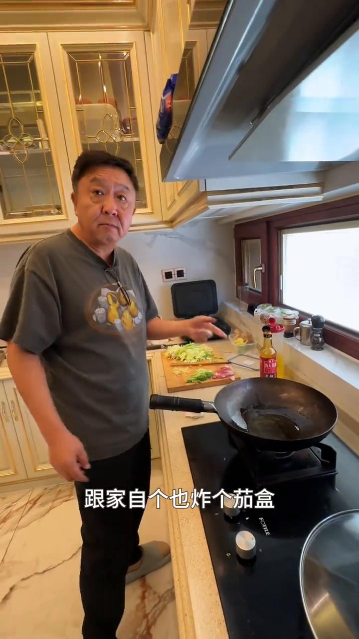 炸茄盒。
跟家自己也炸个茄盒。
·茄子切成细丝儿，掺和到稀面糊里头。
·撒上五香