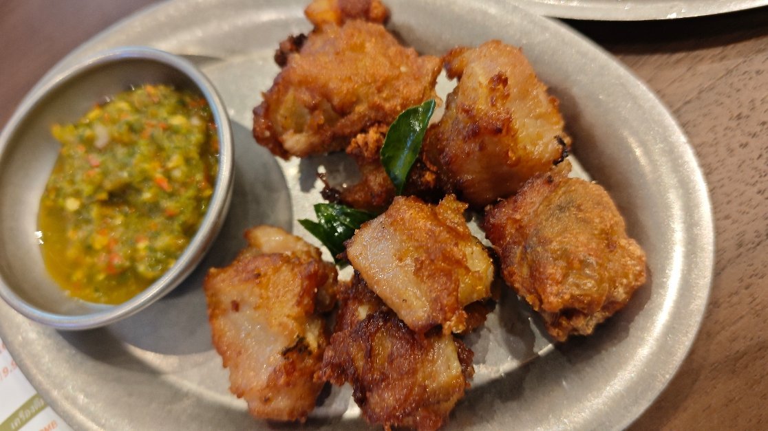 鱿鱼打抛饭拌上生鸡蛋很好吃，炸蛋我享受不来，给娃吃了，排骨消灭了一块，炸鸡块吃了