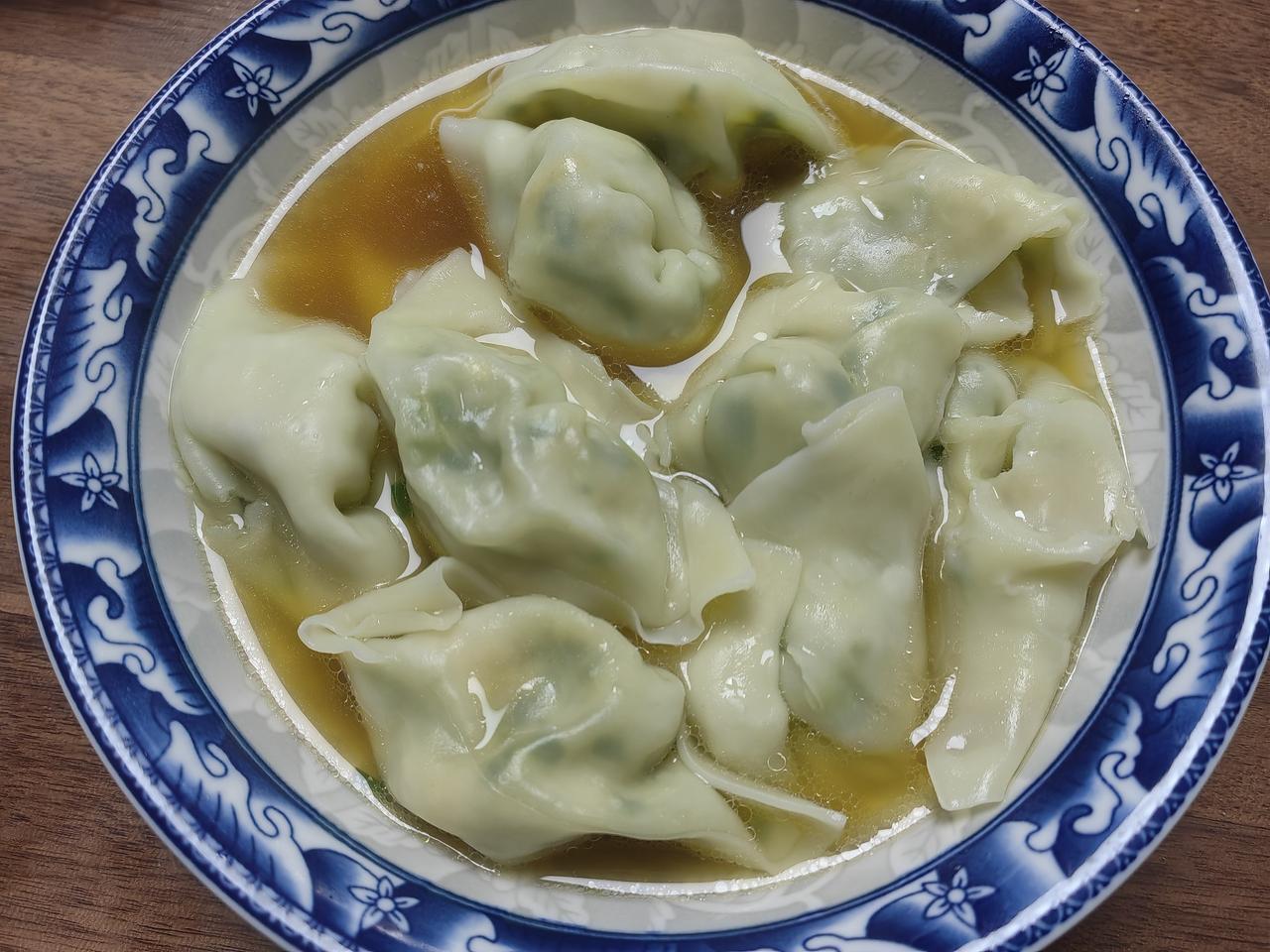 早餐，冰箱里的馄饨回锅水煮。我最爱的回锅馄饨是油煎。突然得一个选题，“回锅馄饨”