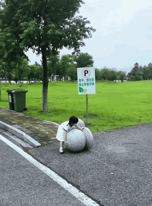 没人去帮助下女孩一下子吗