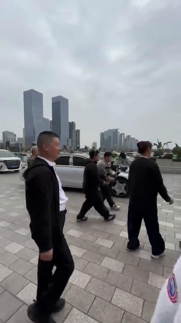 快点吧快点吧！郭老师，终于见着真的了。