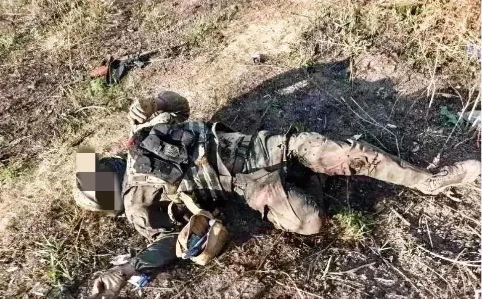 2023年，乌克兰战场，一名阵亡的士兵，仍然保持着最后的战斗姿势，一条腿弯曲着，