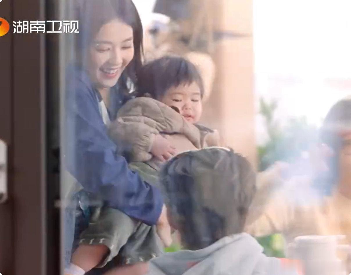 白鹿把孩子塞到王鹤棣怀里亲爱的客栈白鹿抱娃狂跑送王鹤棣，动作行云流水，这默契和可