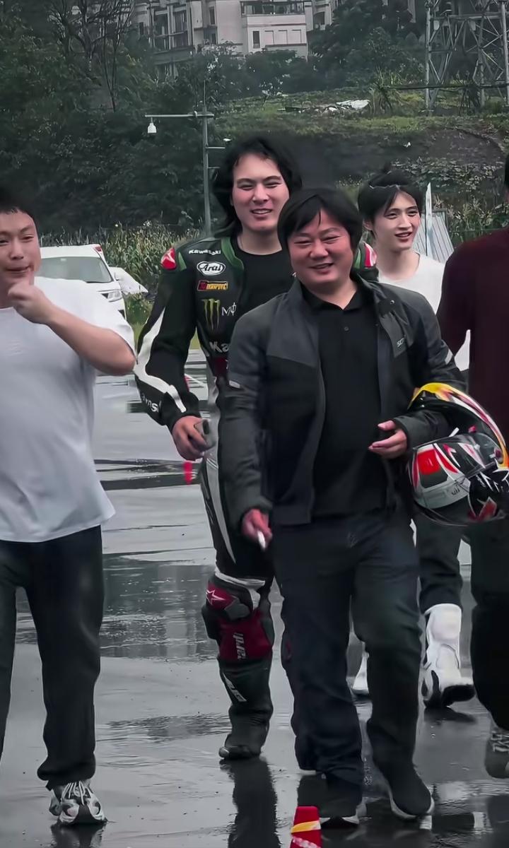 张雪现身指导骑行的画面也太有范儿了，走路自带气场，往人群中一站，妥妥大哥大既视感