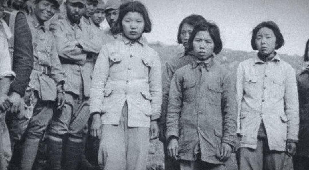 徐州会战，被日军俘虏的国军后勤卫生女兵，她们此刻脸色平静，当兵保家卫国的她们，应