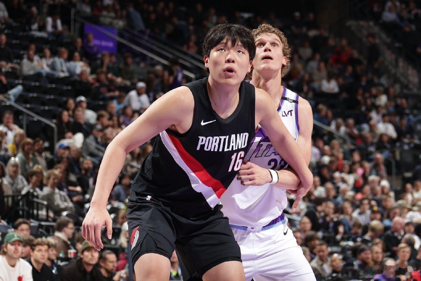 明天上午11点，在咪咕视频直播爵士VS开拓者。首先这是杨瀚森和李凯尔的中国德比之