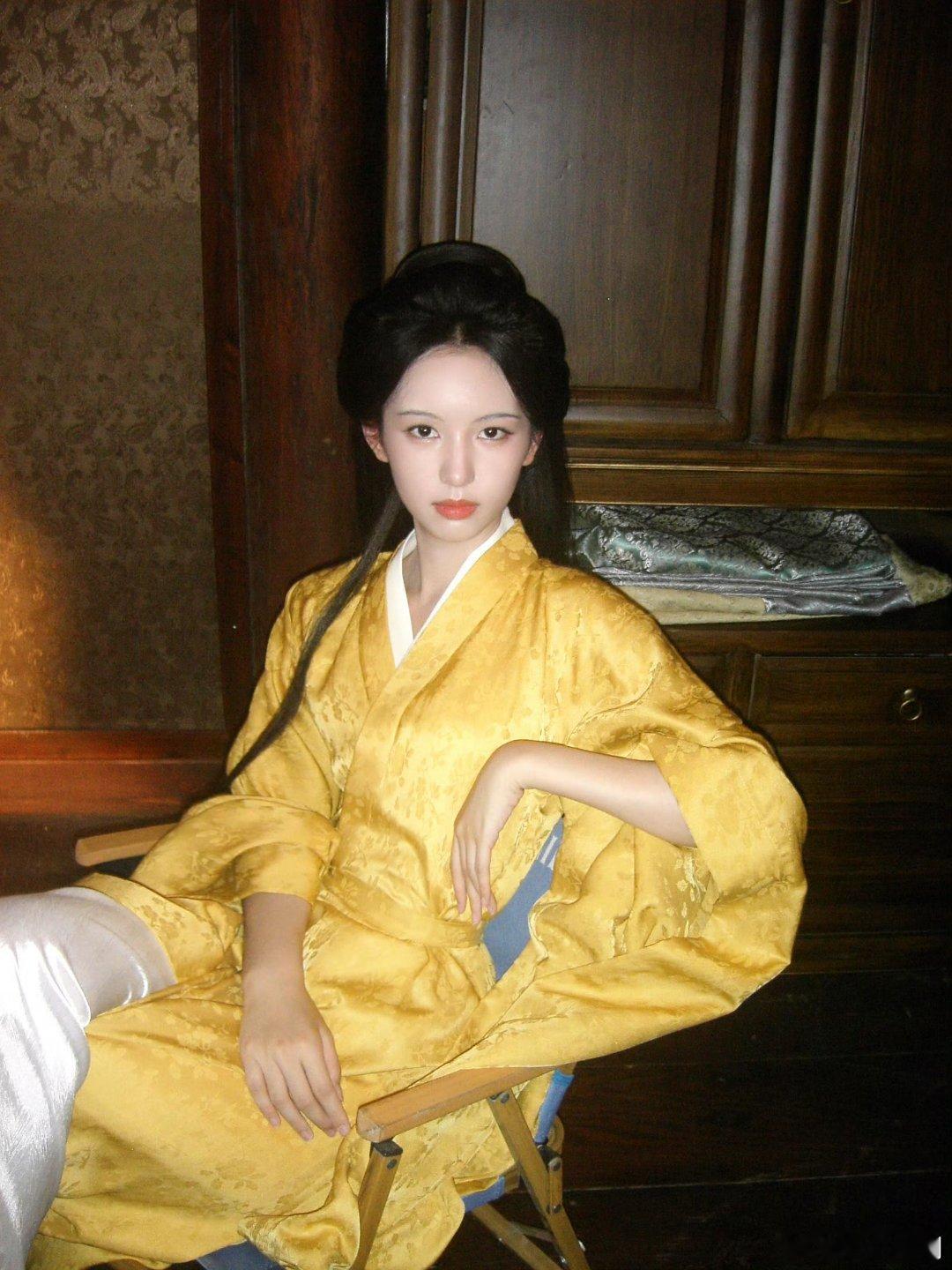 周也[超话] 谁懂啊！周也这身金黄古装直接美到出圈🥰一袭金衣端坐片场，眉眼清冷