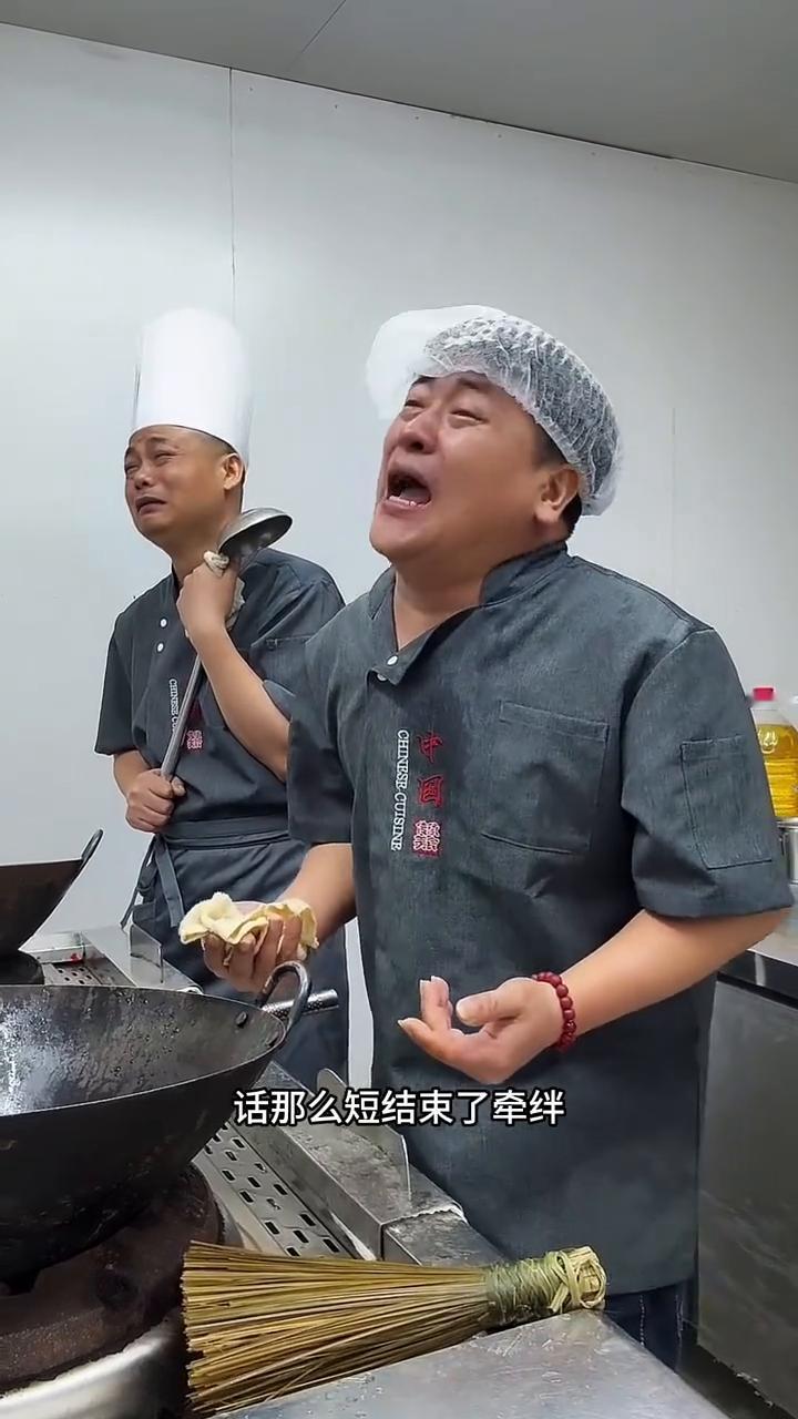 夜那么寒，吹透了衣衫。灯那么暖，照不暖心坎。分手的路口，心被风吹乱。往后孤单，再