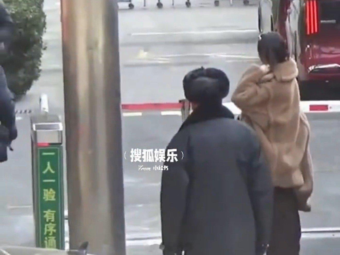李兰迪春晚素颜上班路透哇塞。李兰迪的元气和清纯感，素颜状态都能稳稳get到。就是