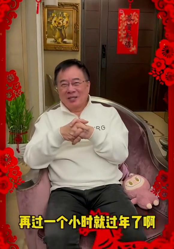 跟各位好朋友们、各位同胞们，今天是中国人最传统、最重要的节日，除夕。待会再过一个