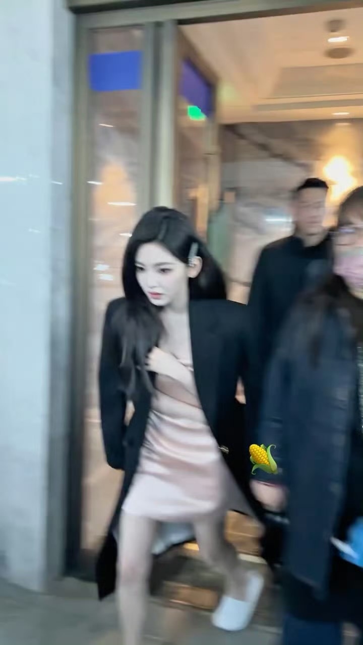 章若楠黑长直粉裙造型，眼前一亮的美丽，好漂亮！ 