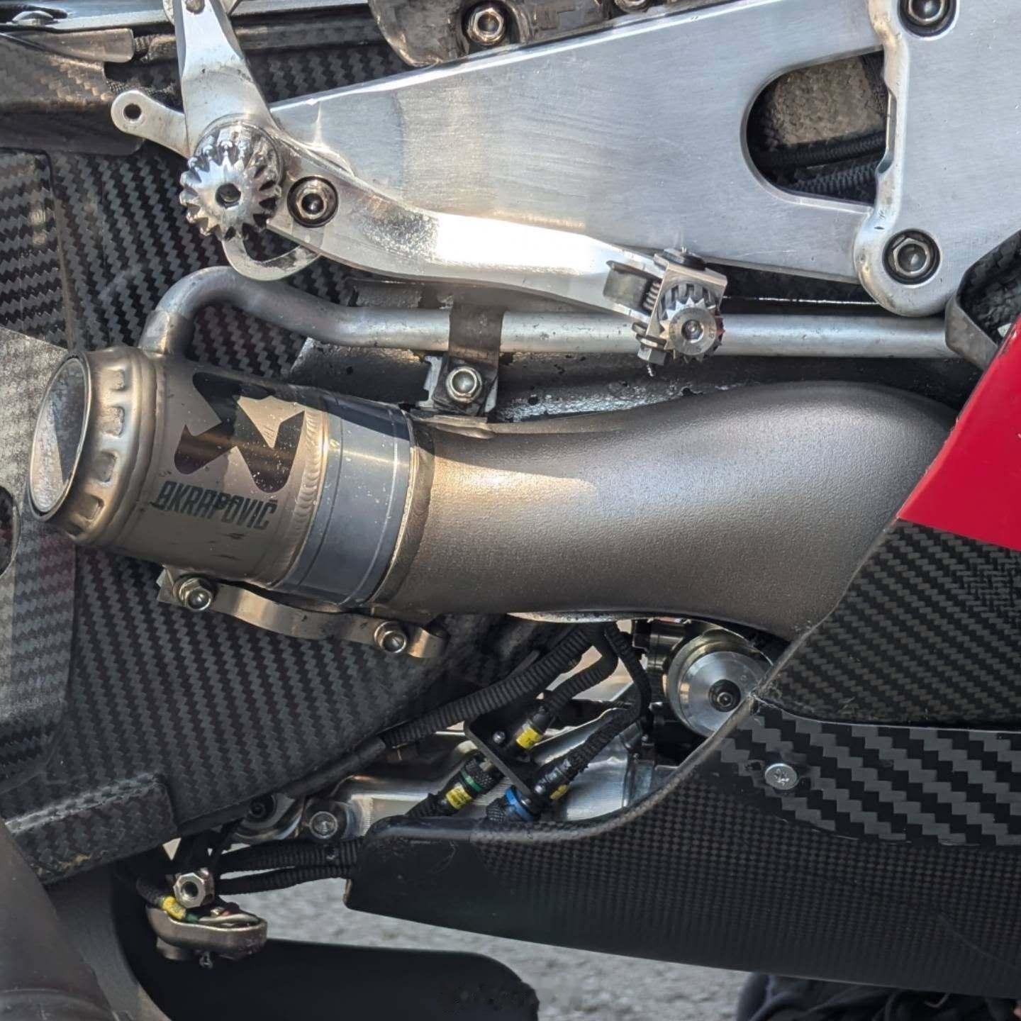 MotoGP三家制造商前缸排气细节paddockpasspod：来自杜卡迪厂队、