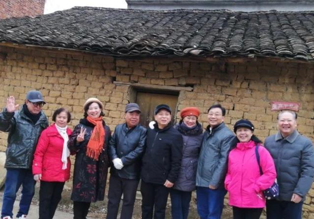 五十五年，是时光的鸿沟，还是情感的纽带？当那片黄土地再次映入眼帘，往昔的喧嚣与宁