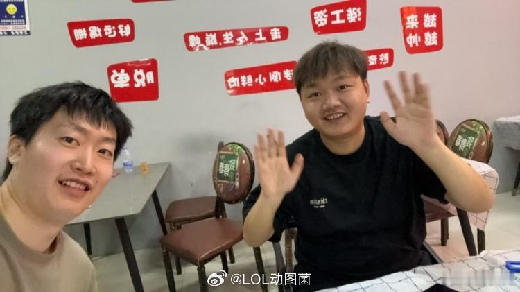 管泽元分享与Yagao合照：膏哥值得在京东退役一个球衣 