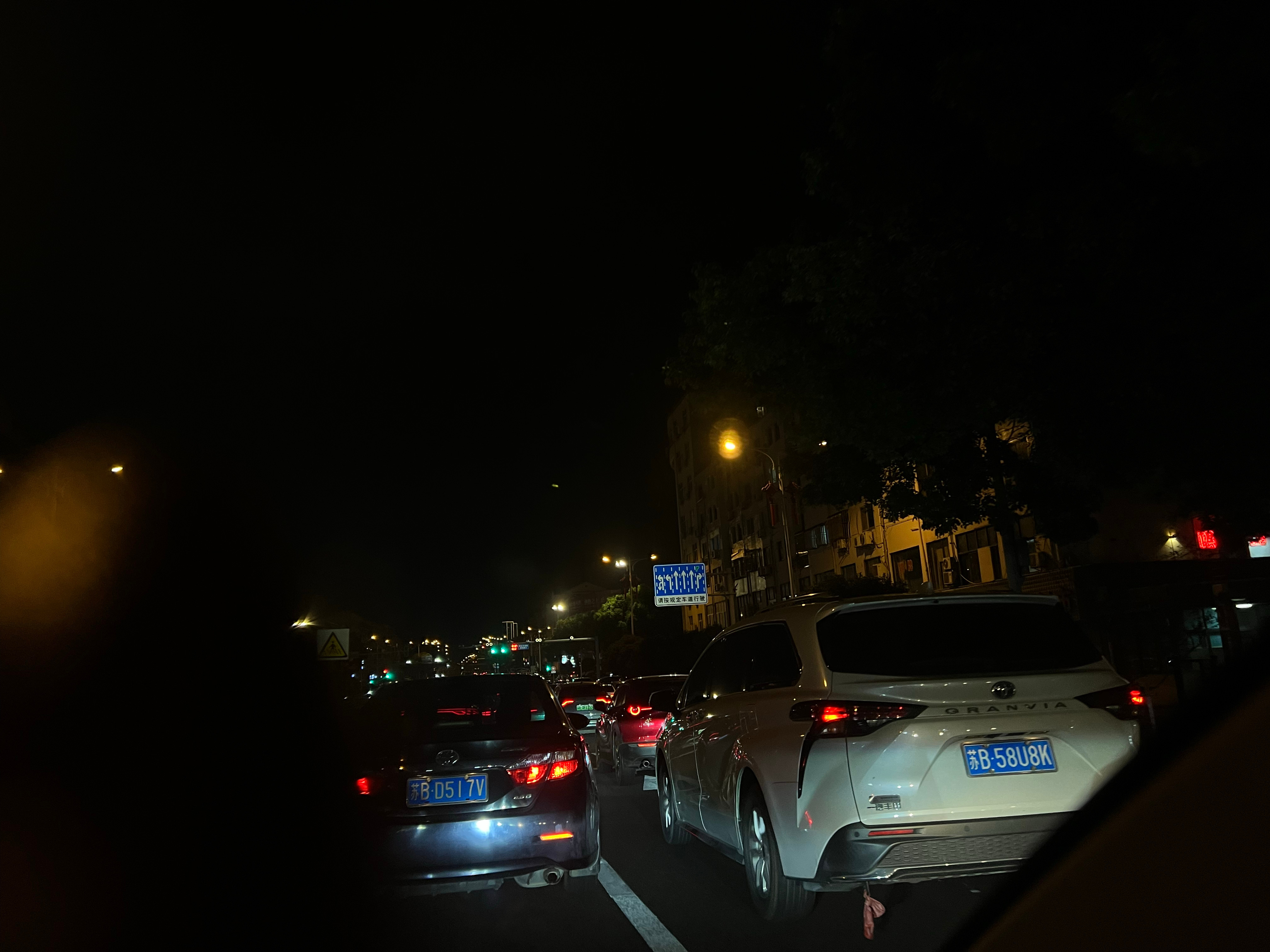 今晚饭局喝了国台酒，以我的体验来看口感欠佳。方才从四川泸州回来，当地的泸州老窖入