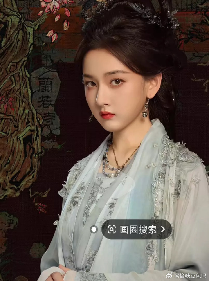 宋祖儿发腮似蜜蜂小狗，憨态萌趣。那圆润模样别具一番可爱，俏皮之感扑面而来，让人不