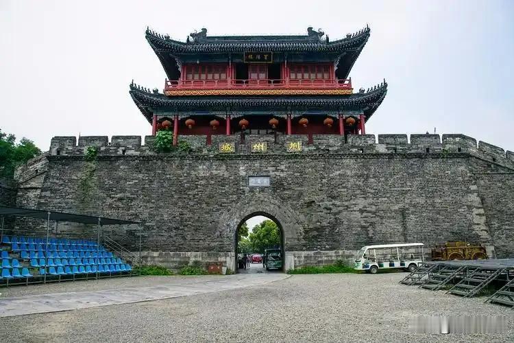 前段时间接待一位来荆州出差的朋友，专门腾出半天带他逛荆州古城，走完一圈他很失望，