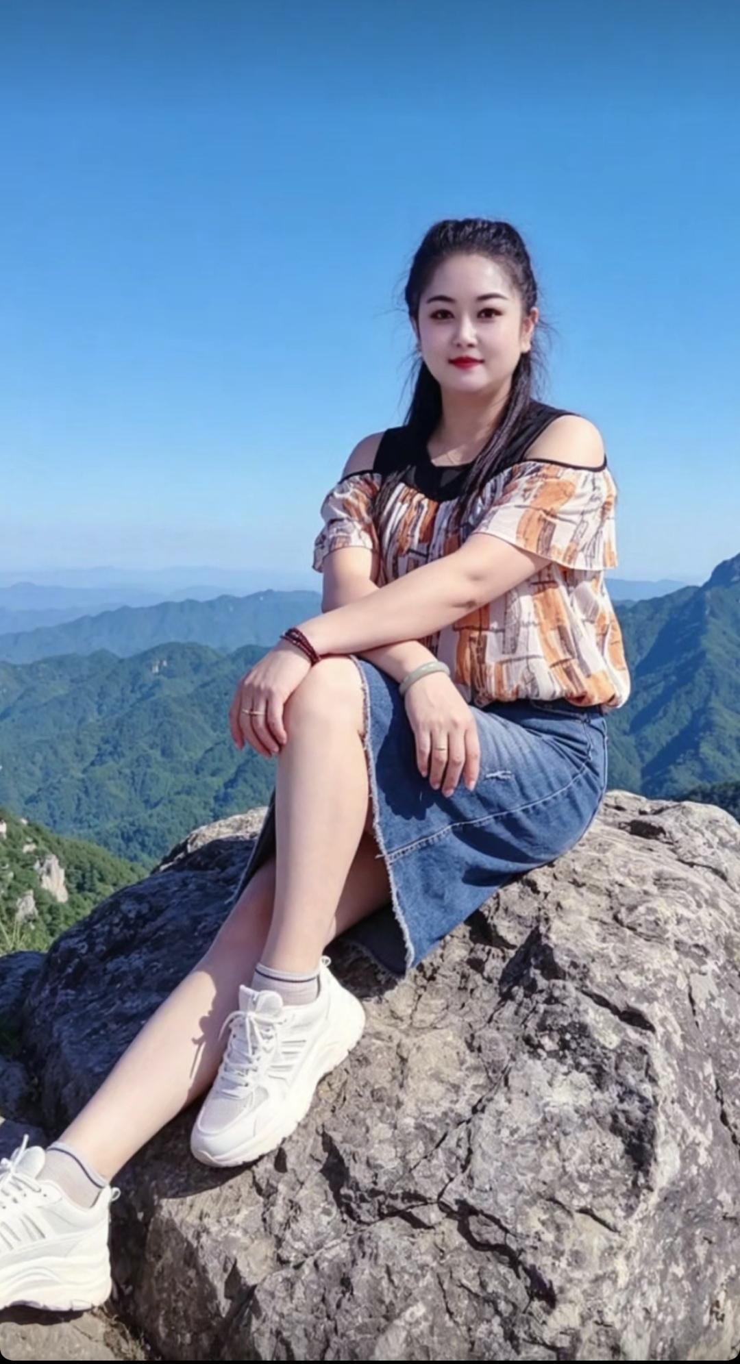 山巅少女，风景如画，心旷神怡！🏔️💕