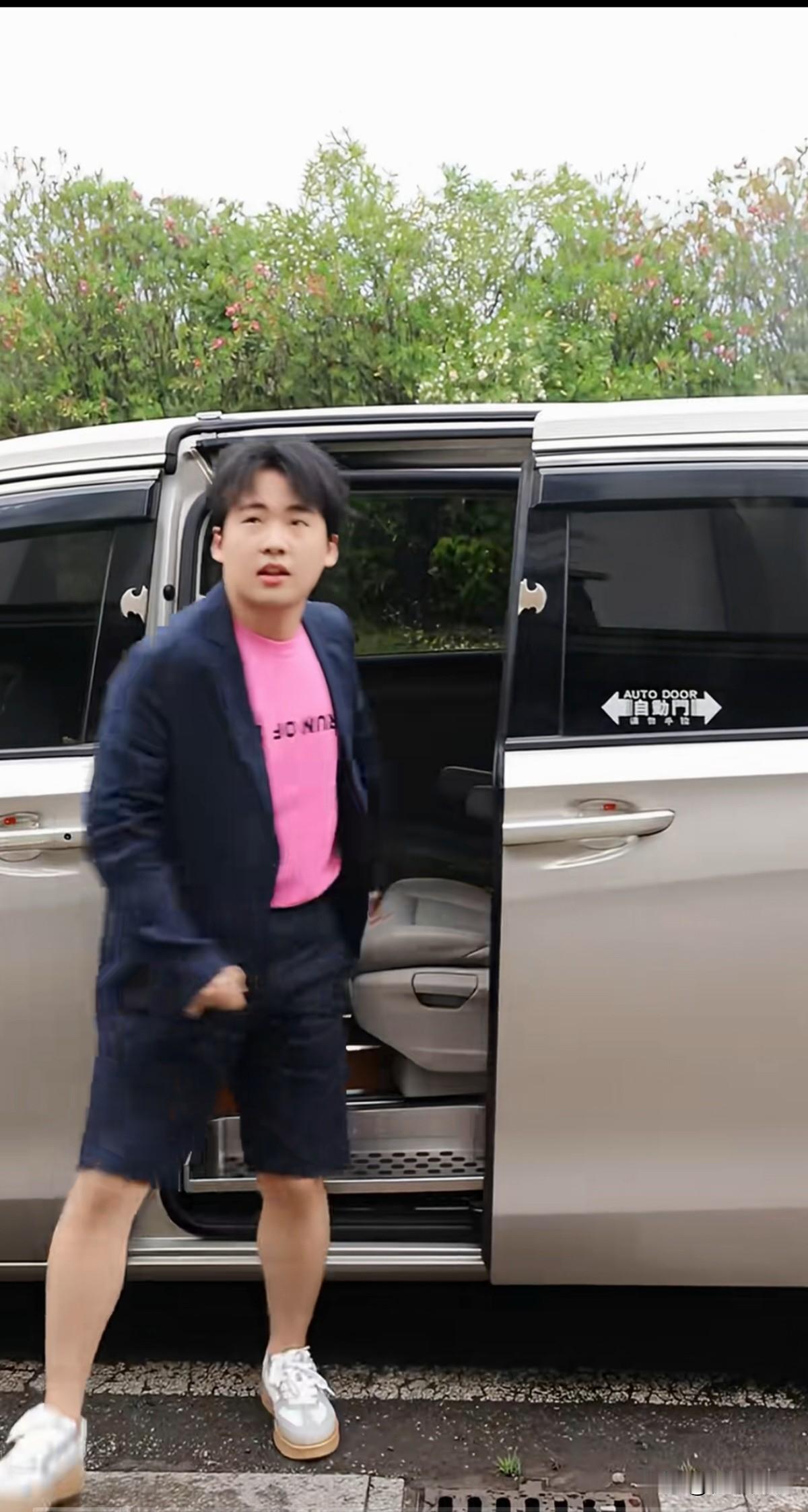 郭德纲最大的骄傲不是他的德云社，
也不是得意弟子曹云金和岳云鹏，
而是儿子郭麒麟