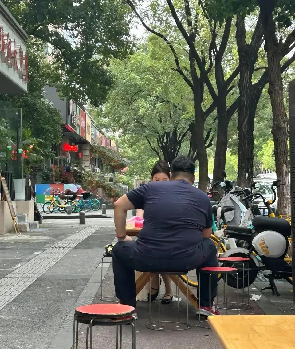 谁能想到，刚在搬家视频里委屈着说“要彻底翻篇”，两天后，何钰欣却被网友在街头偶遇