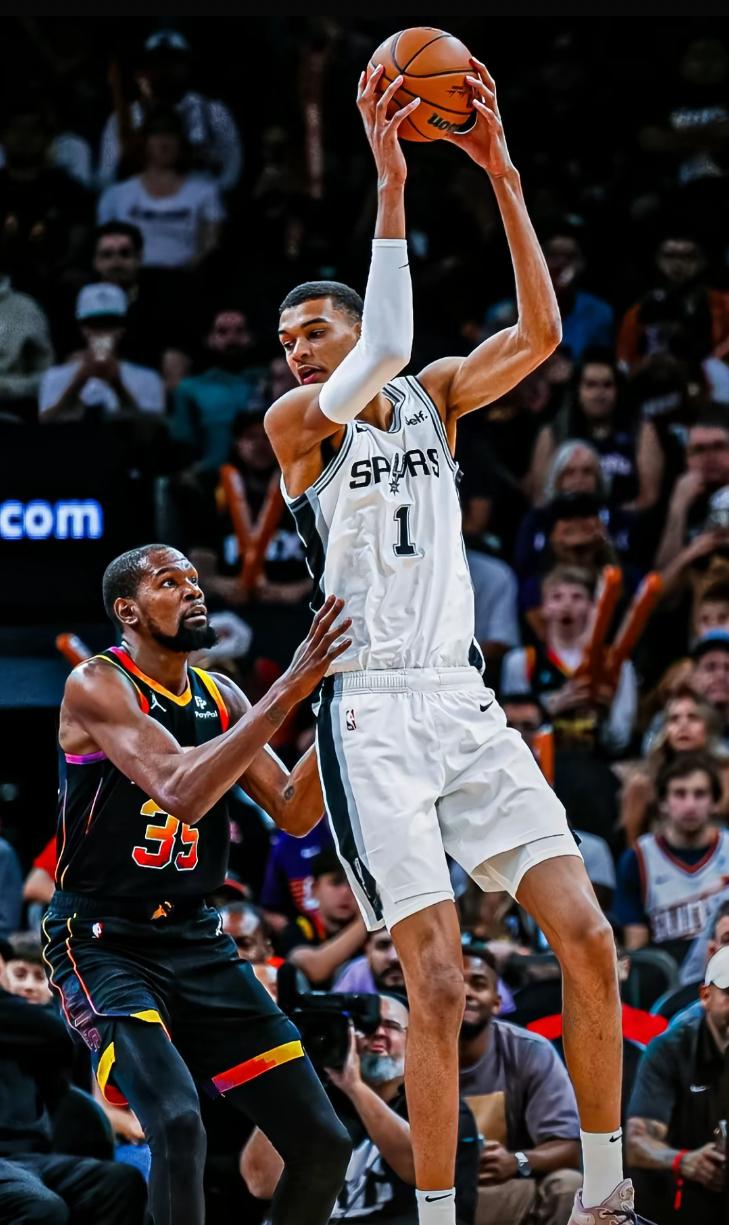 终于有人找到限制文班亚马的方法了[黑线][黑线]……
本赛季的文班亚马可谓迎来质