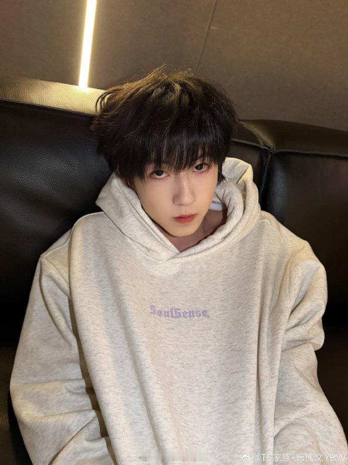 杨博文心情不好会找AI聊天杨博文想挑战更立体更反差的角色 发语音评论，坦言前段时