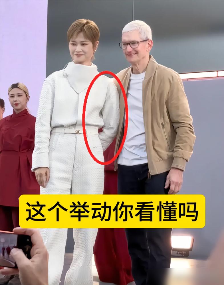 41岁李宇春刚在苹果50周年庆典成都站露了脸。
 
她把川剧变脸、蜀绣元素揉进演