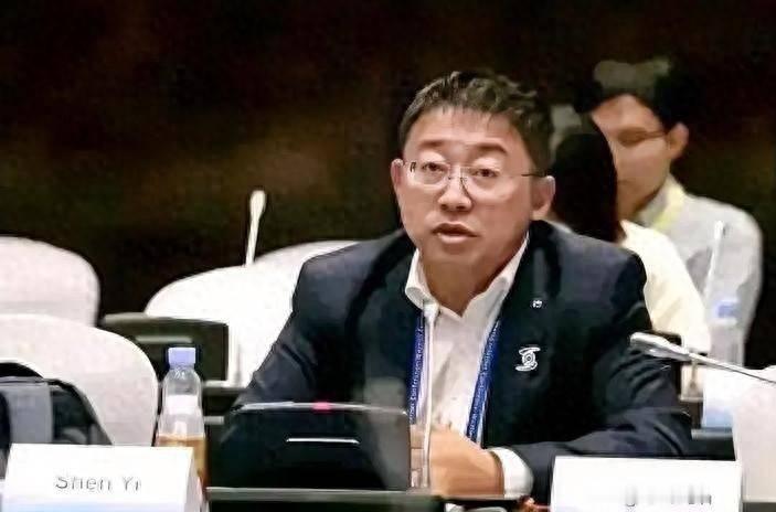 他们真正怕的是中国赢。沈逸点破：精英们把子女和存款都押在美国，一旦中国科技追上，