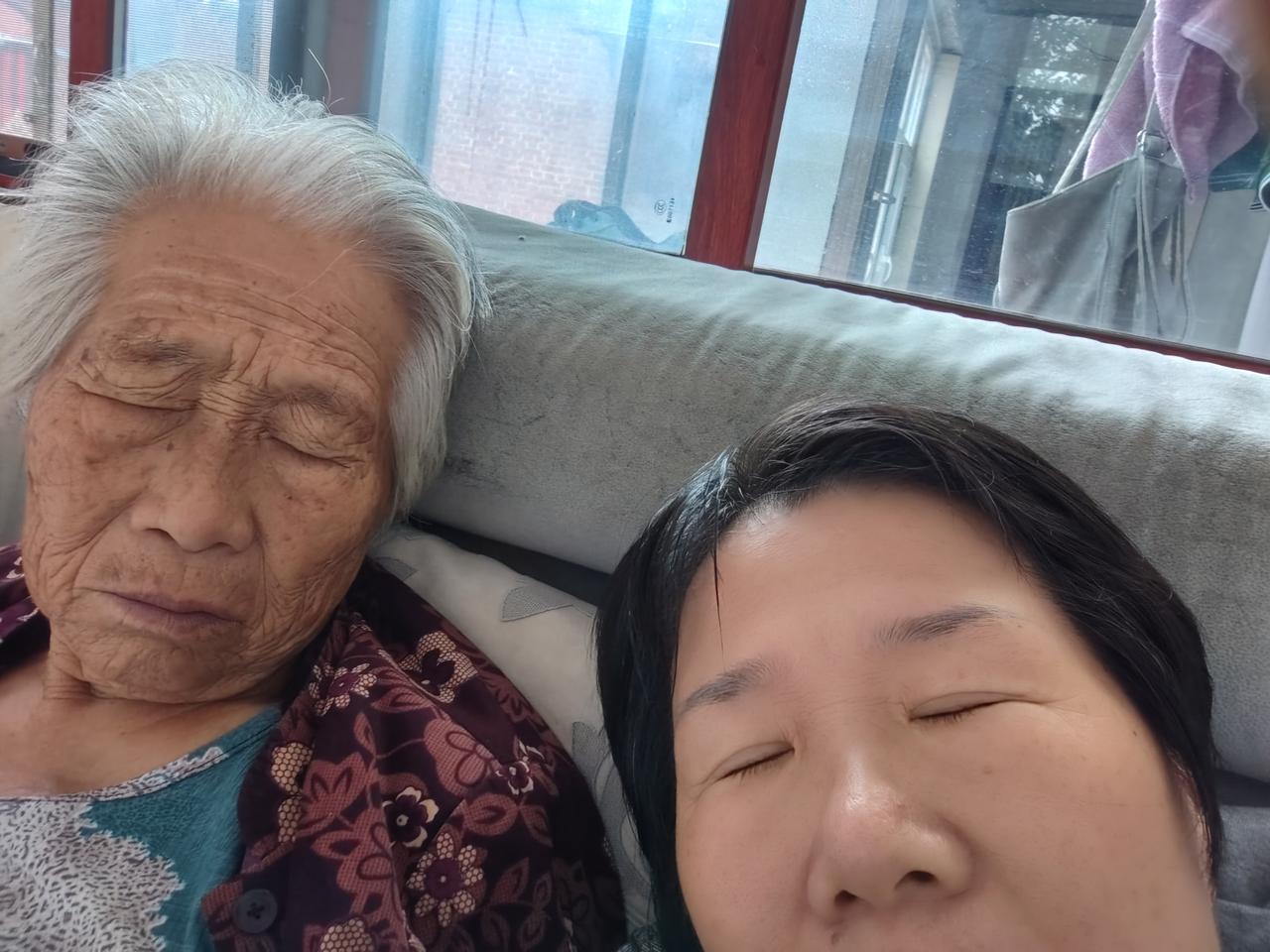 放假最高的状态就是跟老妈靠在沙发上，闭着眼睛有一搭无一搭的闲聊。偶尔睁开眼睛看下