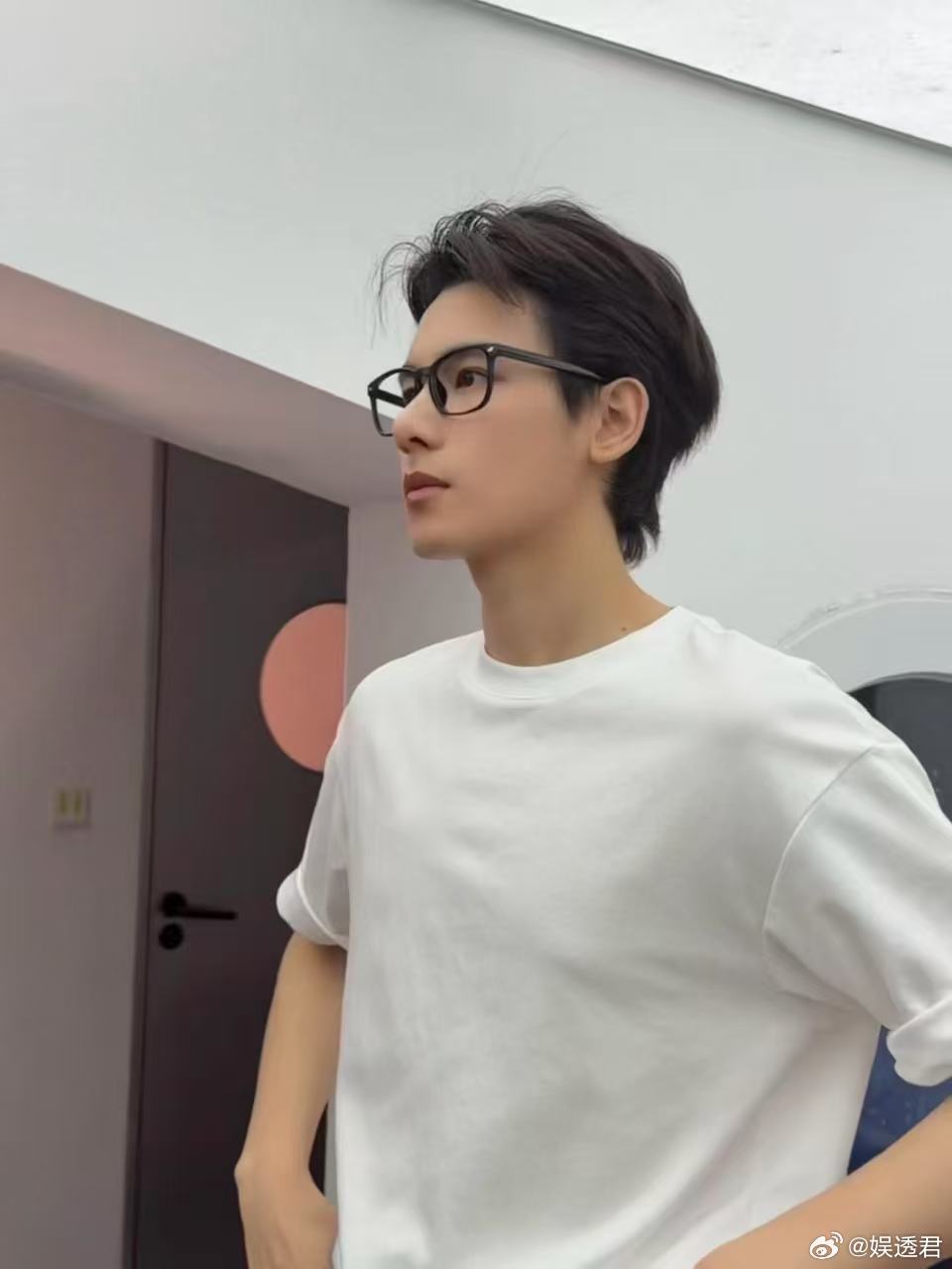 胡先煦会表达情绪的眼神 很多演员只能靠台词烘托情绪，胡先煦最出彩的反而是沉默戏份