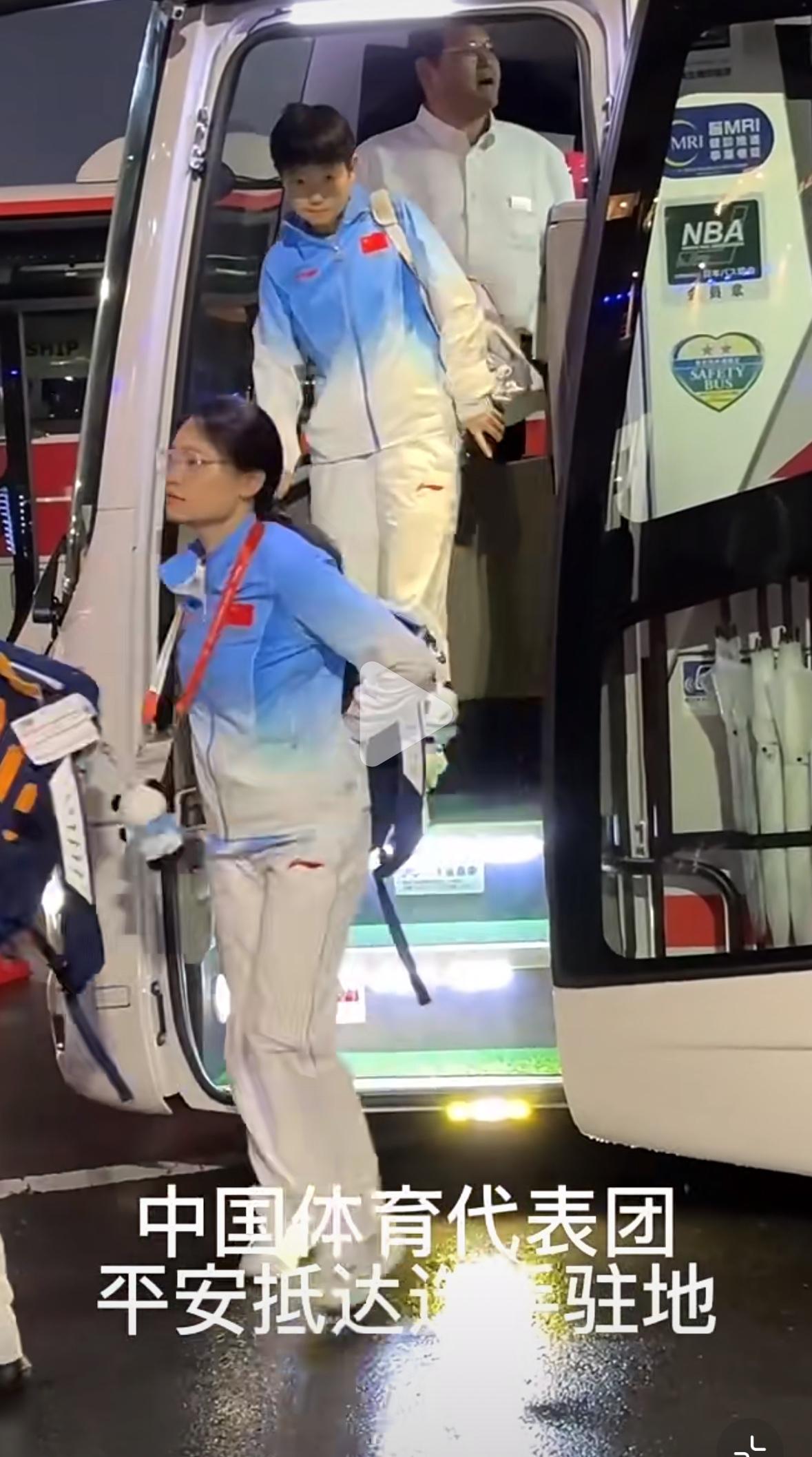 国乒运动员安全到达运动员驻地——孙颖莎状态很好👍！
9月16日晚七点左右，
经