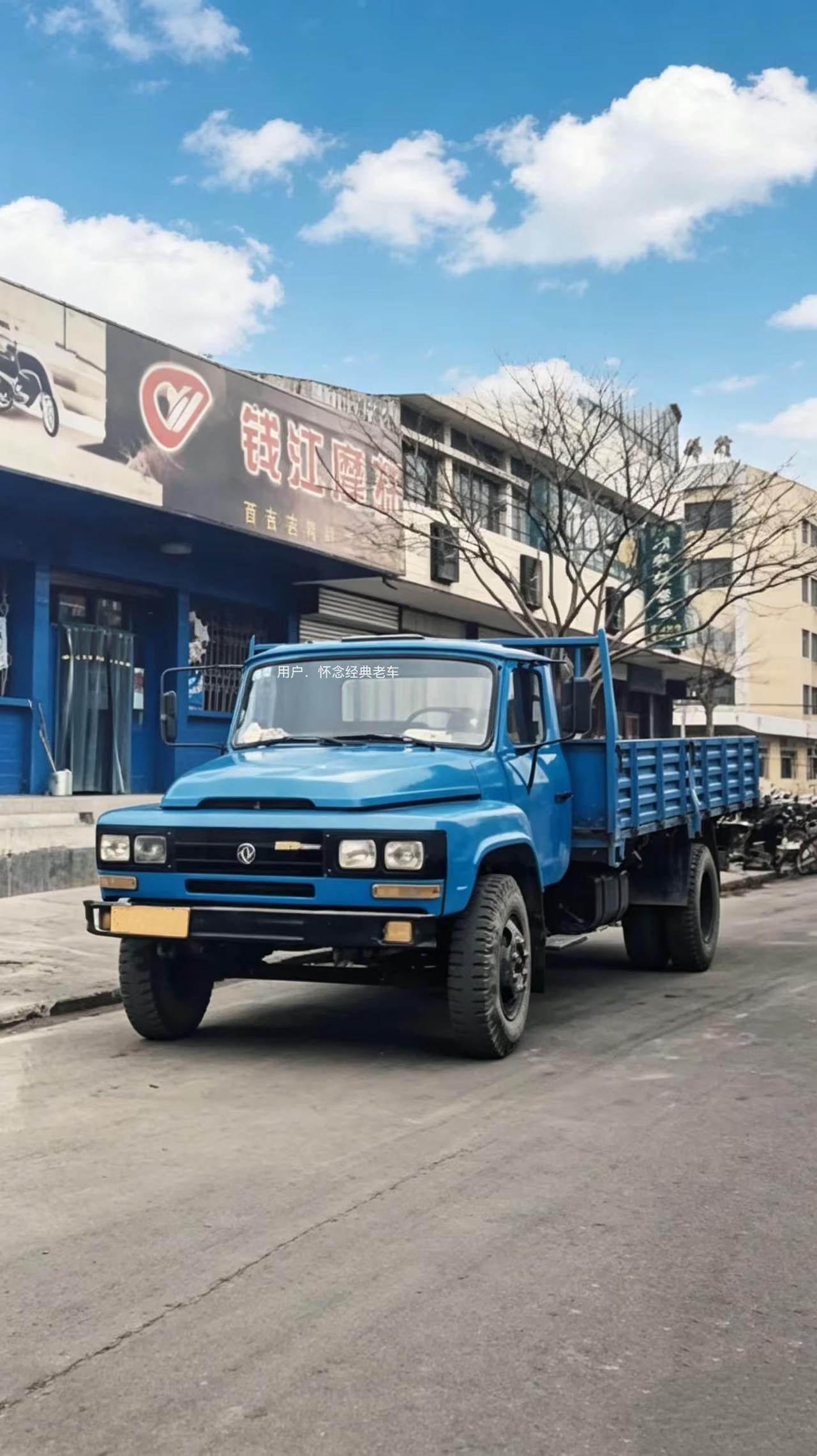 情怀老车 岁月如歌 致青春 昔日车轮追日月，山河万里任穿行。 韶华悄然随远去，难