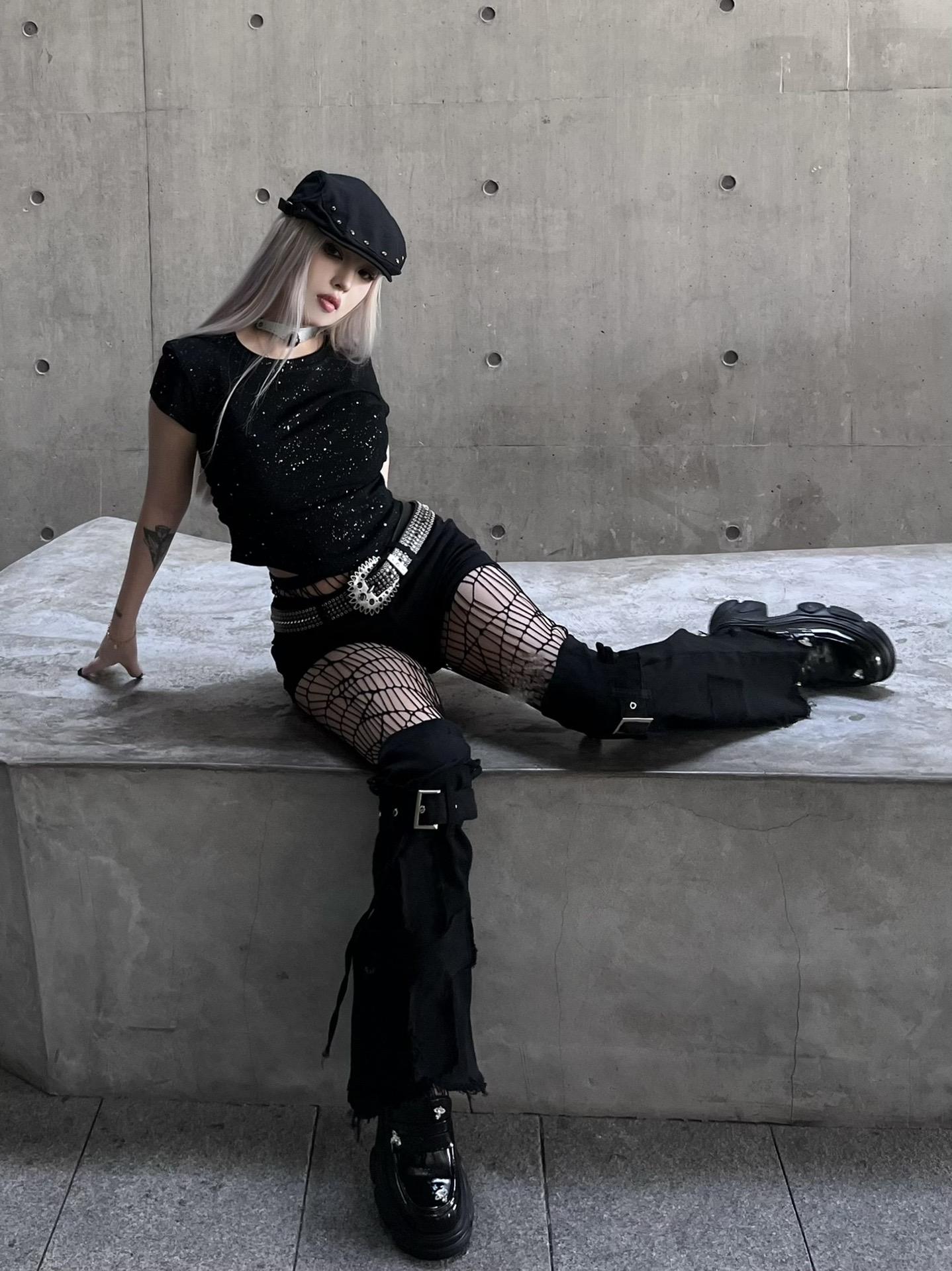 老公，都怪我妆太浓克了你都是因为我妆太浓，害得你月薪两千三，害得你七天不洗澡，害得你被亲戚邻居戳脊梁骨内分泌失调必须出去找小三，最后不小心掉进水沟没了。老公，人人都说我克夫，我没地方去了，只好用你的赔偿金出去读书了，这里没人怪我妆浓，说我是个克夫的寡妇，同学说我会法术真的很酷。老公，上个礼拜有个同学说要跟我在一起，我说我高光打在颧骨上克夫 她说她说女的，克不着她，让我放心