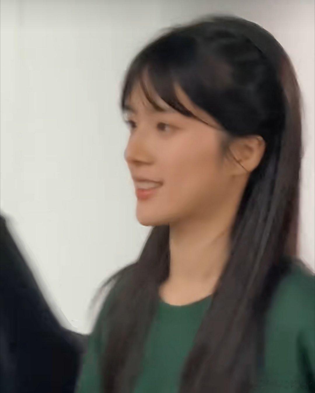 李思潼走红毯也穿工服这叫不忘来时路～其实也不完全算，毕竟阿嬷这部电影也还在宣传期